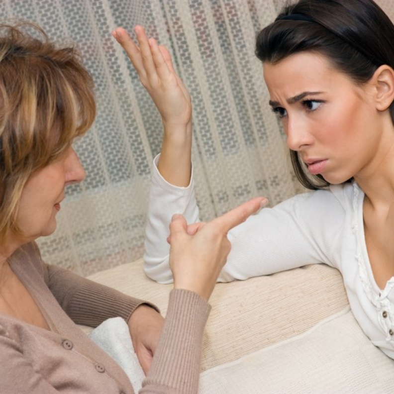 كيف تتعامل الزوجة مع غيرة حماتها على زوجها