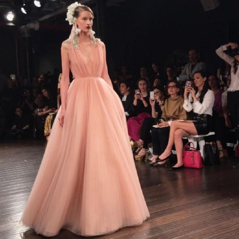  فستان منفوش من نعيم خان