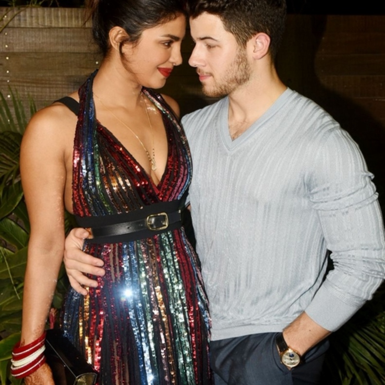 إختارت شوبرا تسريحة الشعر المرفوع بالكامل مع الشفاه باللون الأحمر