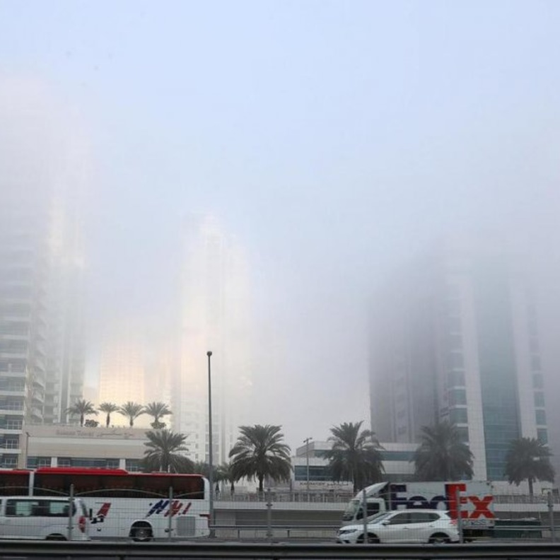 الأرصاد الإماراتية تحذر من الضباب وتدني مستوى الرؤية