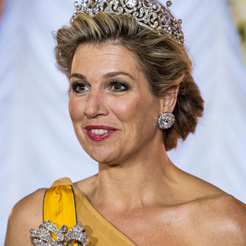 الملكة ليتيزيا ترتدي تاج Queen Maria Christina’s Cartier Loop Tiara وأقراط الماس