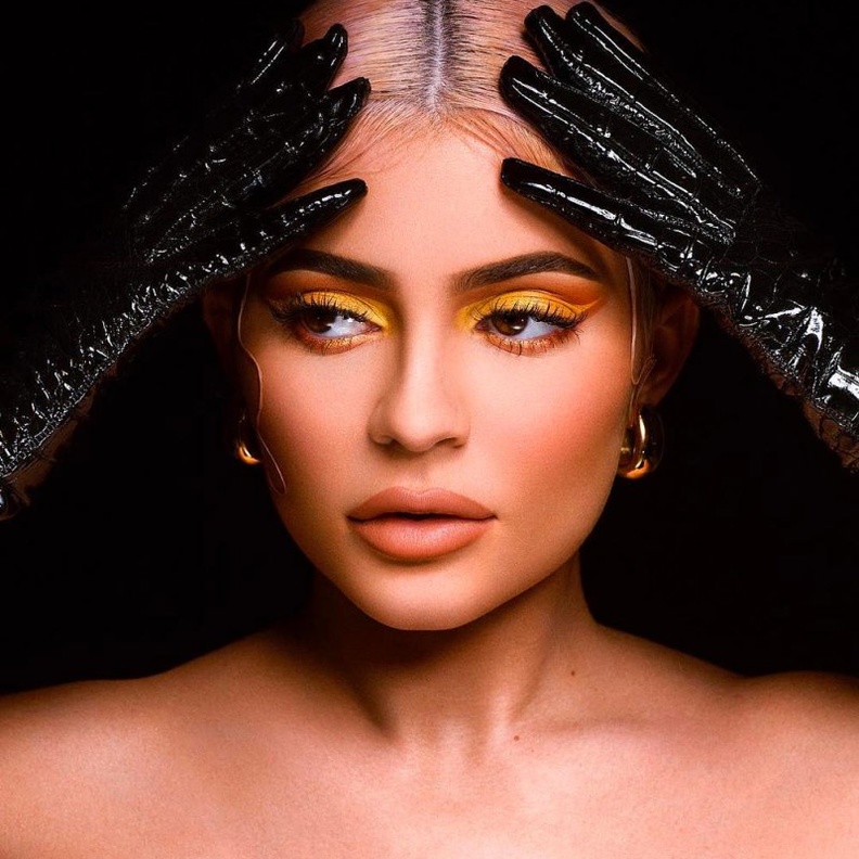 إطلالة جمالية مميزة في المكياج والشعر