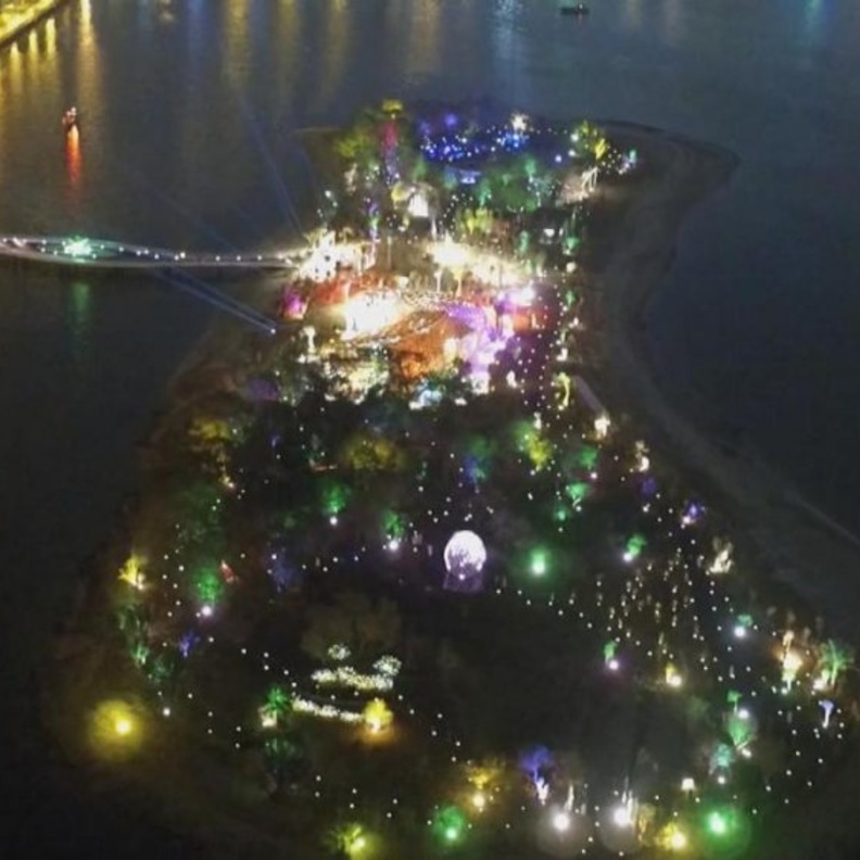 اكتشفا انواع الفراشات خلال شهر العسل في جزيرة النور