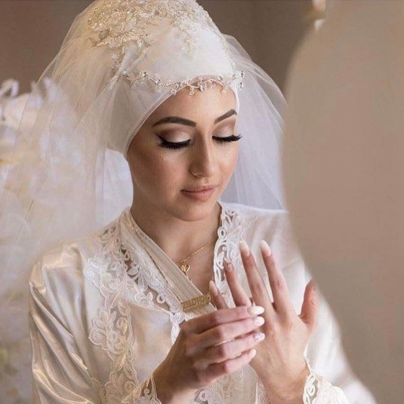 احرصي على اختيار اللفة التي تليق بالفستان وبإطلالتك