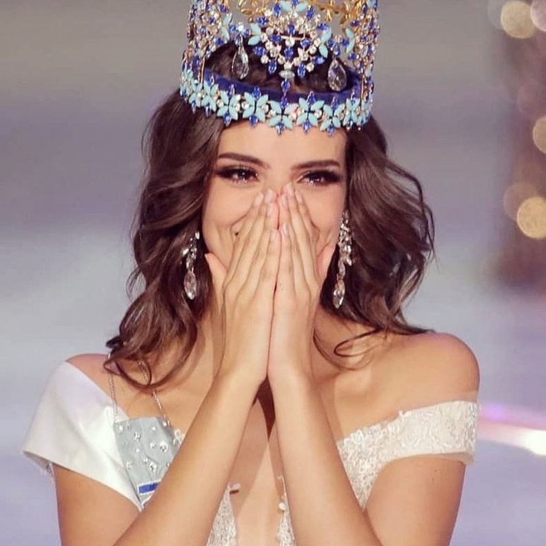 خلال الحفل تألقت الملكة بفستان أبيض، تميّز بأكمامه المنسدلة وقصة Vneck