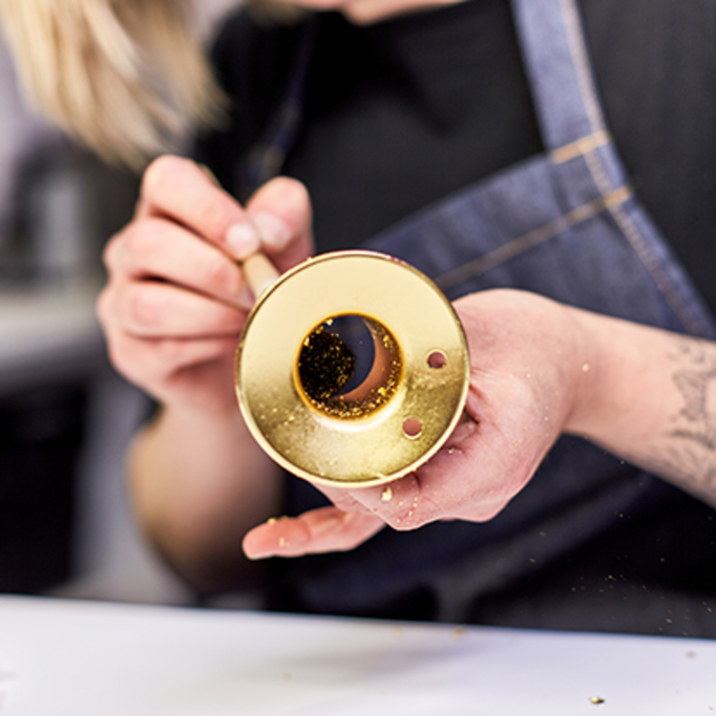 مجفف الشعر دايسون سوبر سونيك™ المطعّم بالذهب عيار 23.75 قيراط5