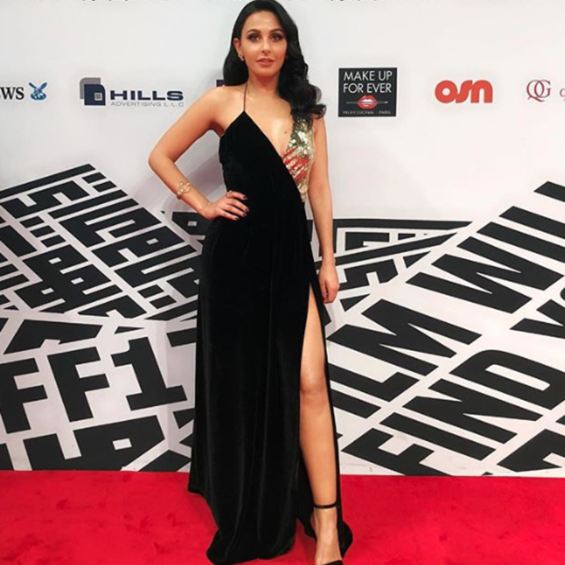 اطلالة جريئة لسيرين عبد النور في التنورة الماكسي والتوب القصيرة