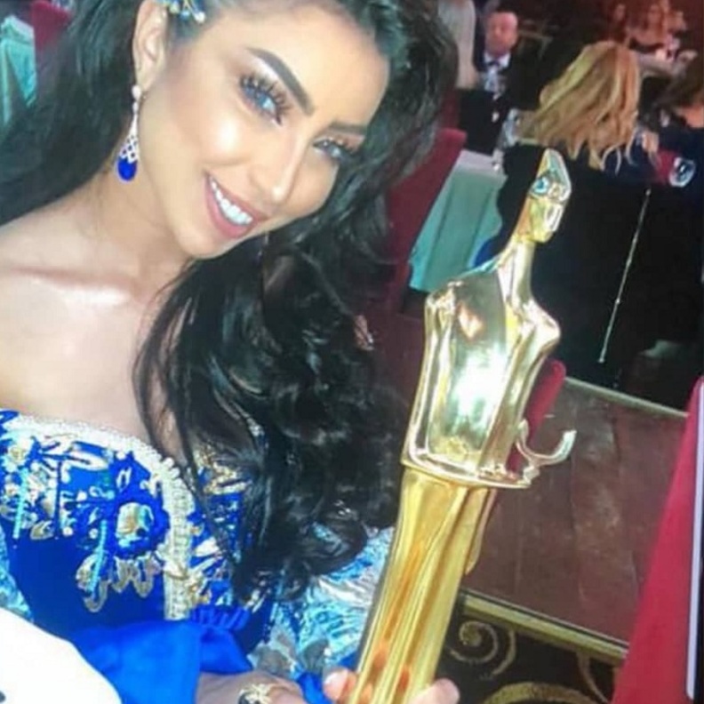 دنيا بططمة تتسلم جائزة جديدة في لبنان