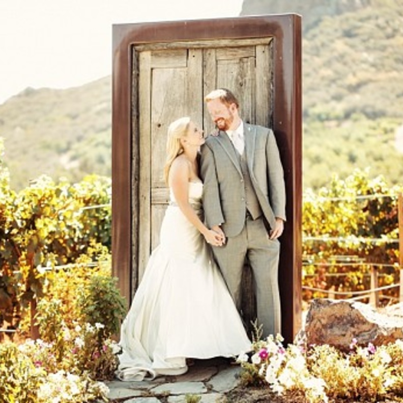 يوجد الكثير من الافكار المرحة لتمثيلها اثناء التقاط الصور للعروسين