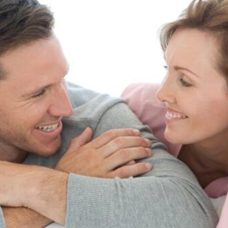 كيف تحافظ المرأة على علاقتها العاطفية بزوجها