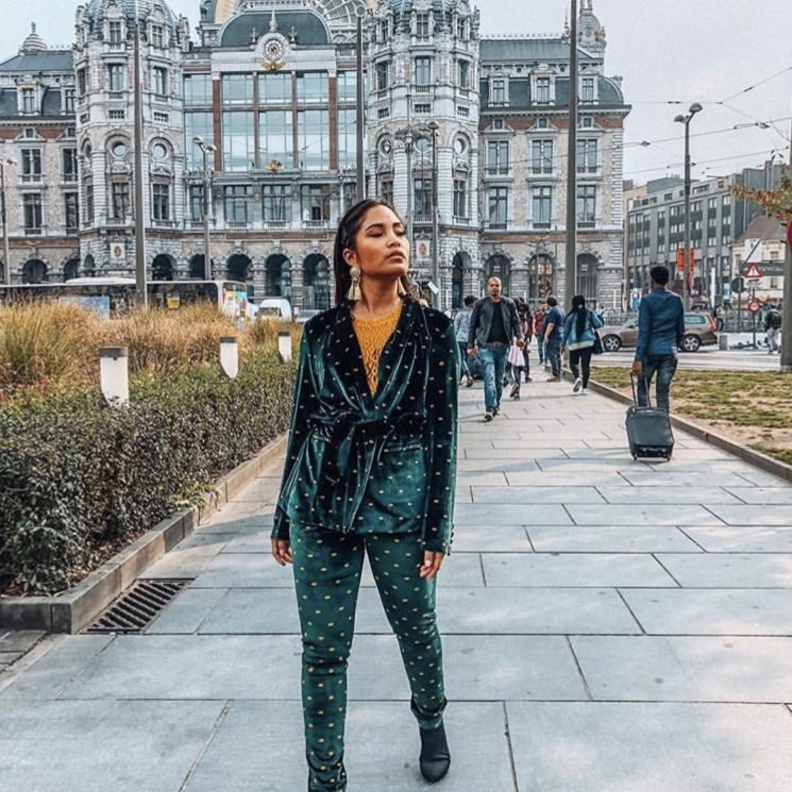 ستايلك بالبدل المخملية من وحي موضة الشارع.