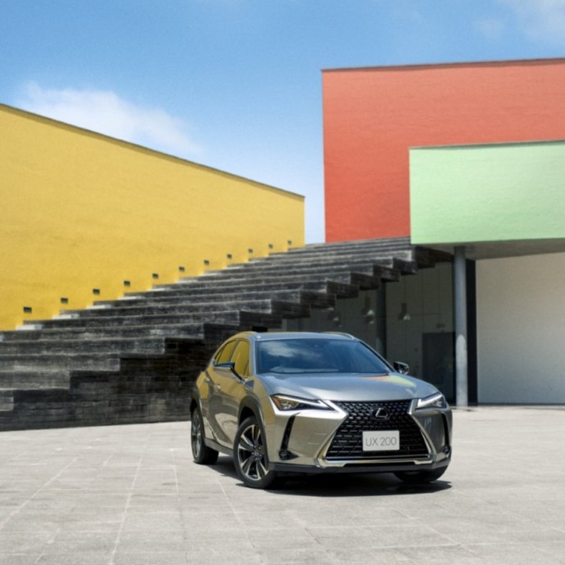 لكزس UX200 الجديدة