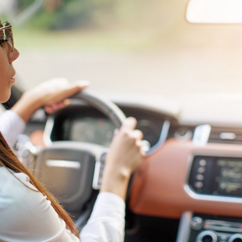 وضع مساحيق التجميل اثناء القيادة.