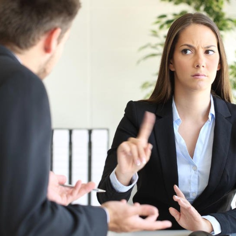 كيف تتعاملين مع مديرك الديكتاتوري