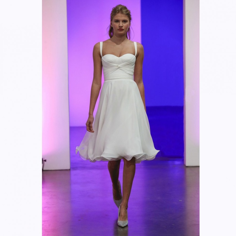 حذاء باللون البني للعروس من عروض ريم عكرا