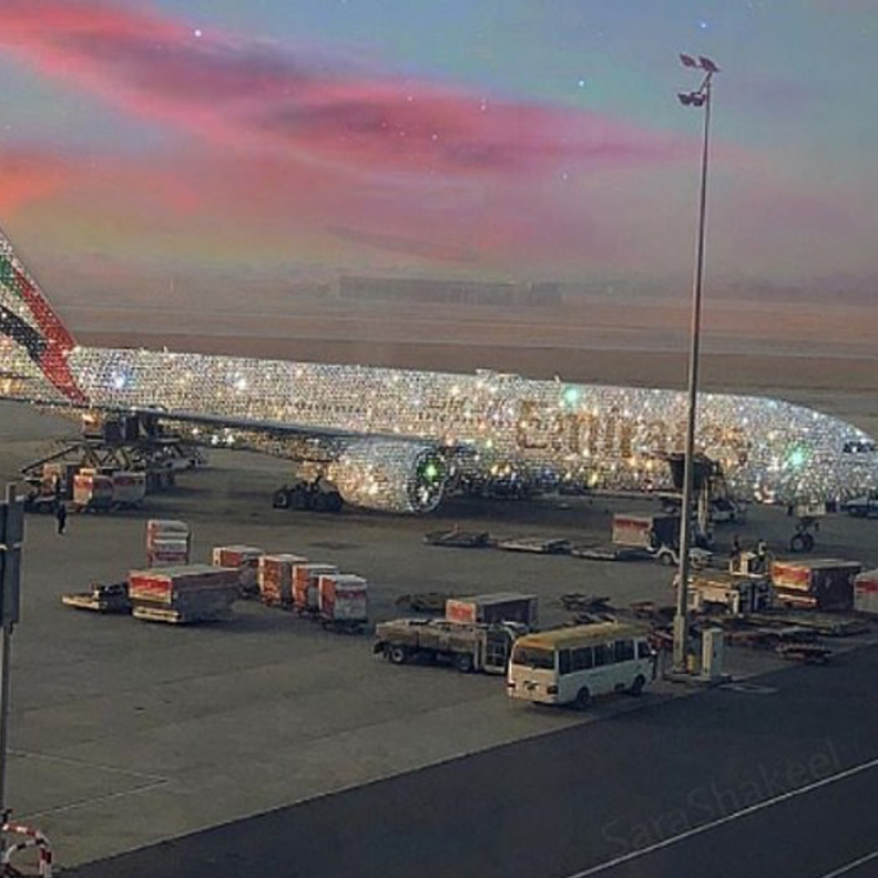 صورة طائرة إماراتية مغطاة بالماس تشعل مواقع التواصل الاجتماعي