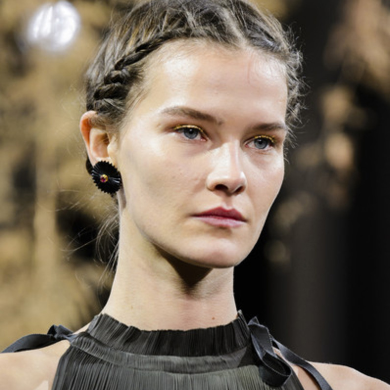 تسريحات الشعر العصرية مع خصل الضفائر على خطى Jil Sander