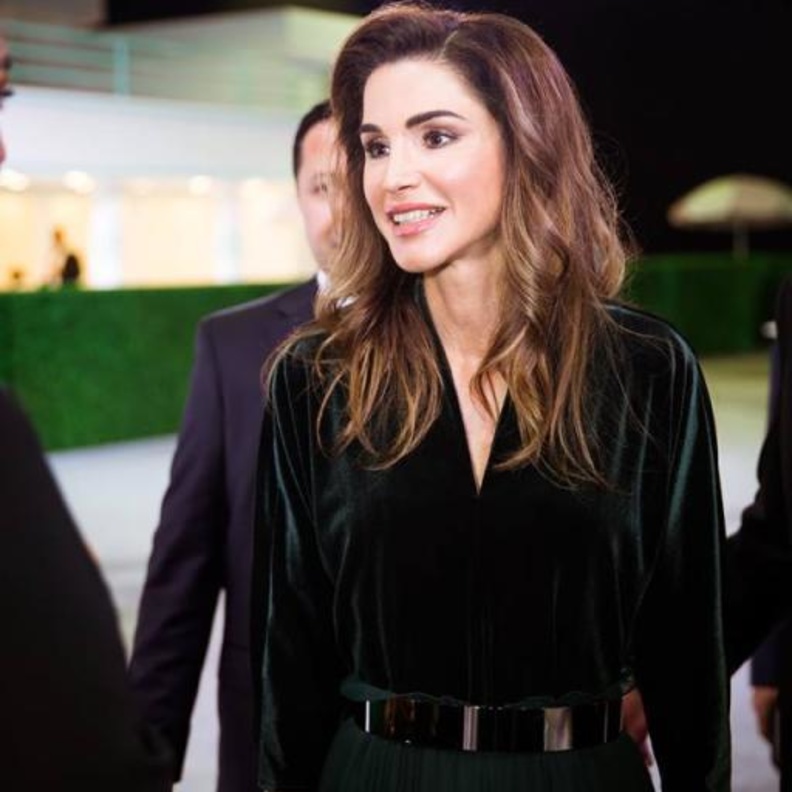  البساطة والتألق عنوان إطلالة الملكة رانيا في دبي
