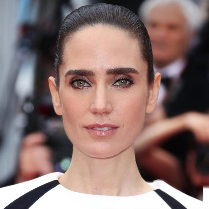 جينفير لين كونيلي تتمتع بجمال ناعم