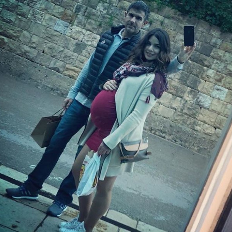 ريتا حايك مع زوجها باحدث صورة لها من اواخر حملها