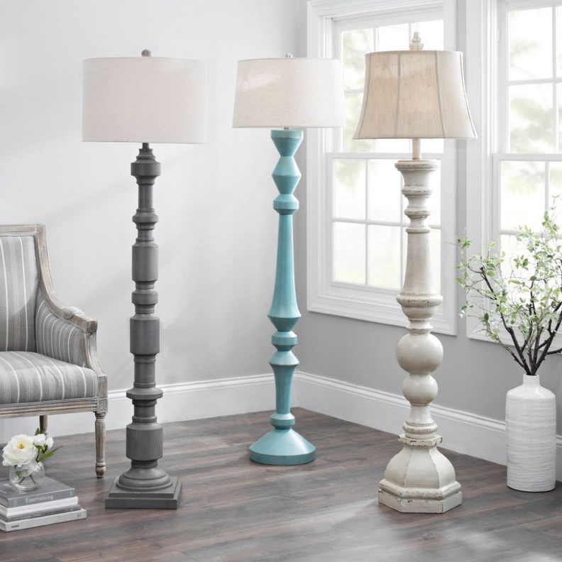 إنارة جدار غرفة المعيشة يبرز جمال القطع الفنية