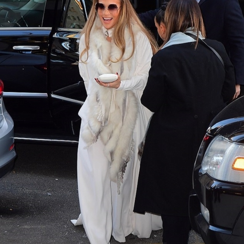 إطلالة ساحرة للنجمة جنيفر لوبيز باللون الأبيض