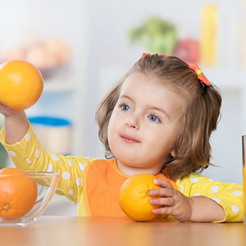 حيل تساعد وتشجع الطفل على تناول الفاكهة