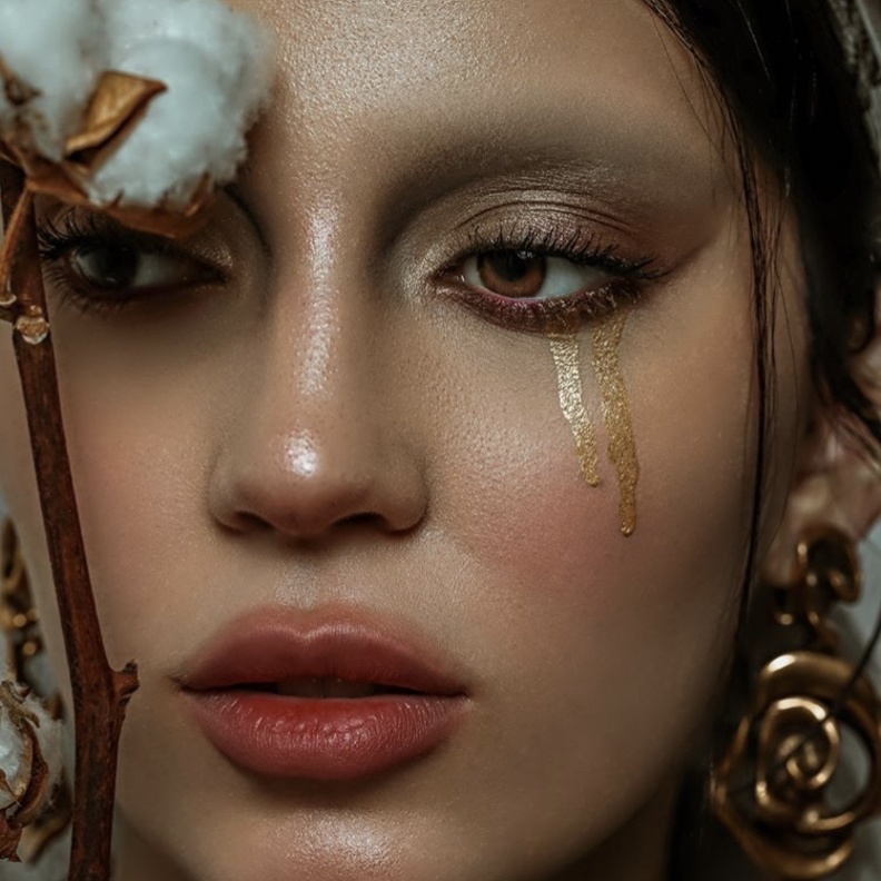 مكياج عيون جريء بألوان صارخة