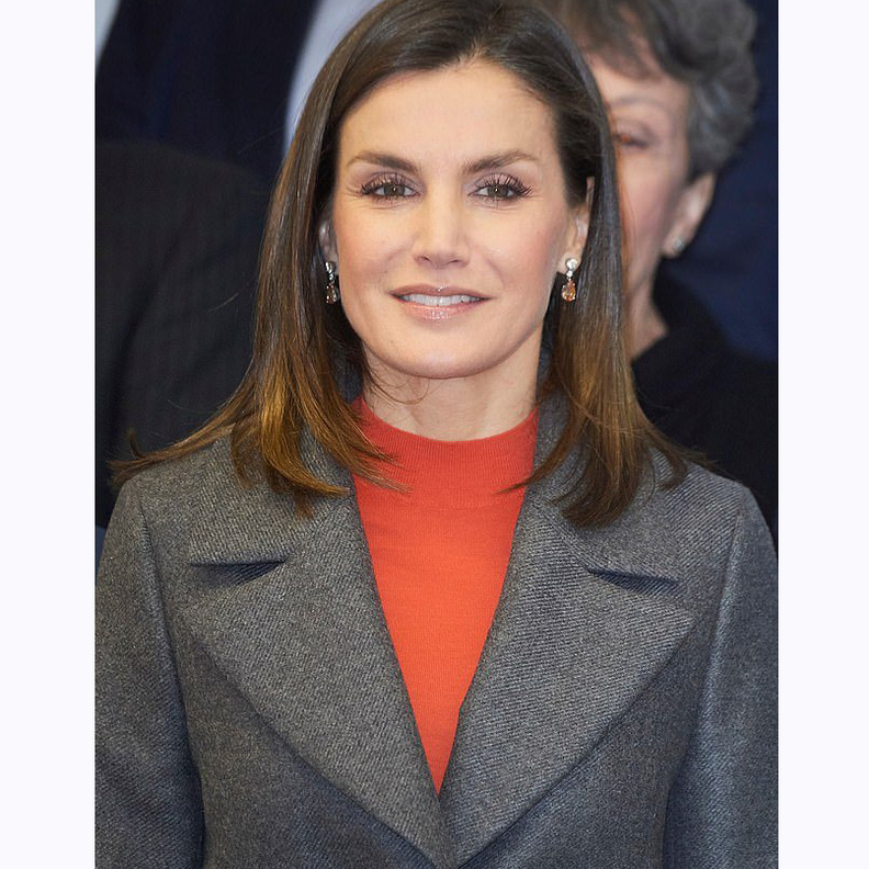 أكملت الإطلالة بسروال رمادي بقصة ضيقة، وكنزة برتقالية