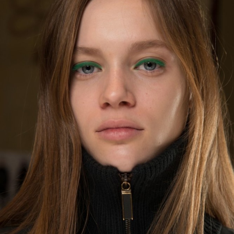 الآيلاينر الازرق الداكن داخل العينين بأسلوب مكياج Elie Saab