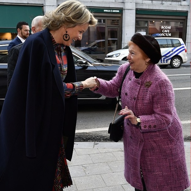 ملكة بلجيكا كانت ترتدي أيضا في ذلك الوقت زوج من الأقراط الطويلة وكانت تحمل حقيبة جلدية أنيقة