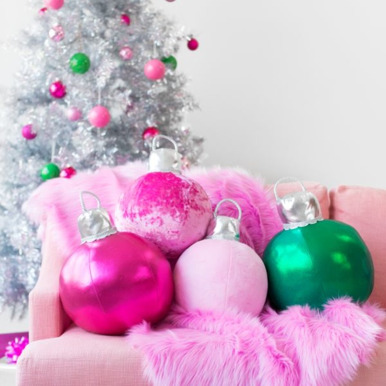  ‎⁨اكسسوارات مضيئة للزينة في مناسبات نهاية العام 