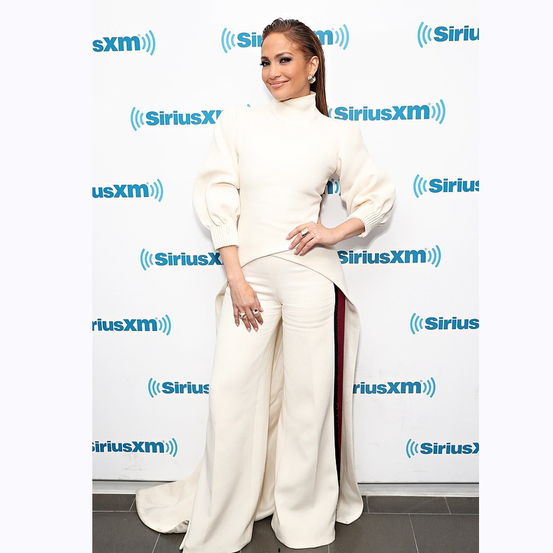 جنيفر لوبيز Jennifer Lopez لا تتخلى عن موضة النظارات الشمسية الدائرية