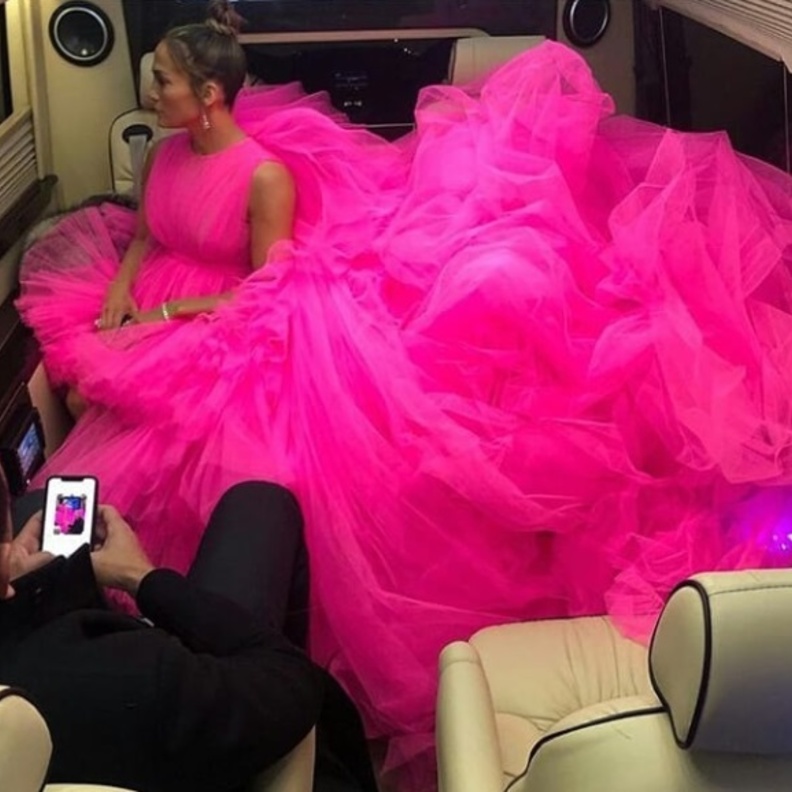 فستان جينيفر لوبيز الضخم يملؤ السيارة أثناء توجهها لحضور العرض الأول لفيلم Second Act