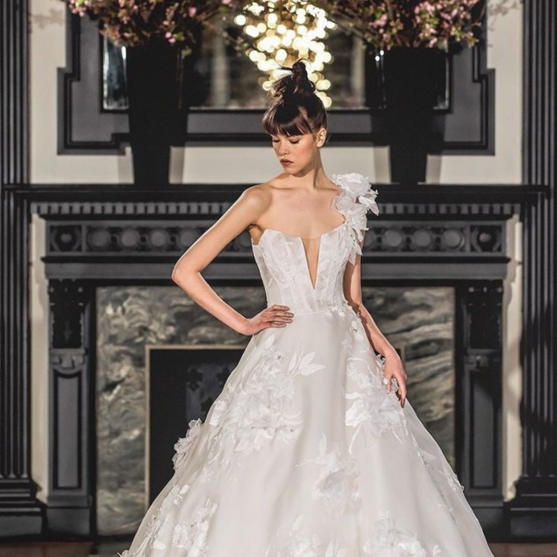 فستان من تصميم hayley paige