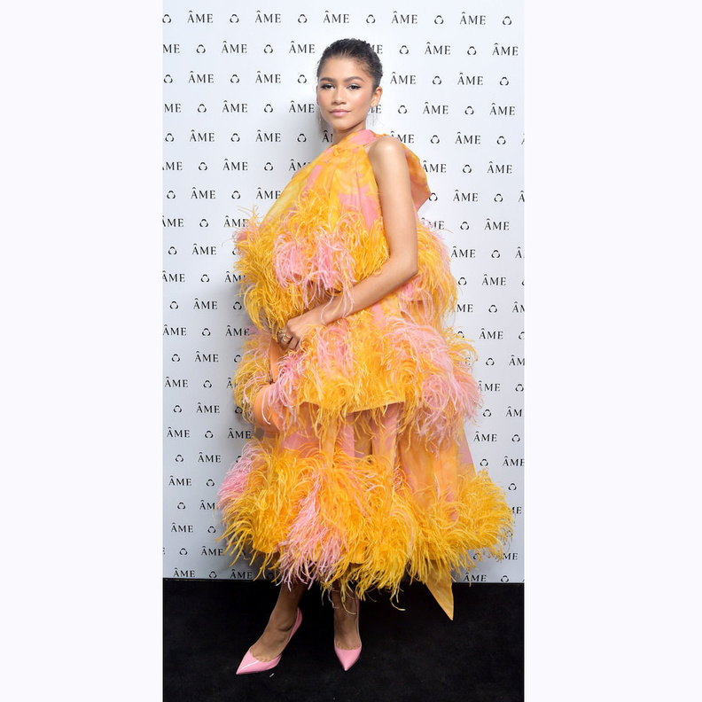 اطلالة Sarah Jessica Parker بفستان اسود مخملي مع أكمام الكشكش الفاخرة