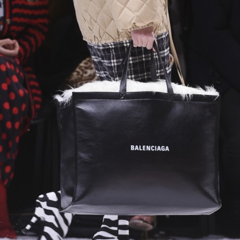 حقائب كبيرة باللون الاسود