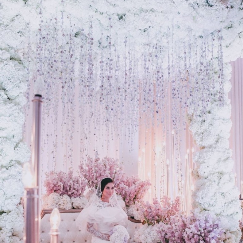  يمكن استخدام الكريستال في تزيين حفلات الزفاف أو حفلات الاستقبال للاحتفال بالخطبة أو الزواج