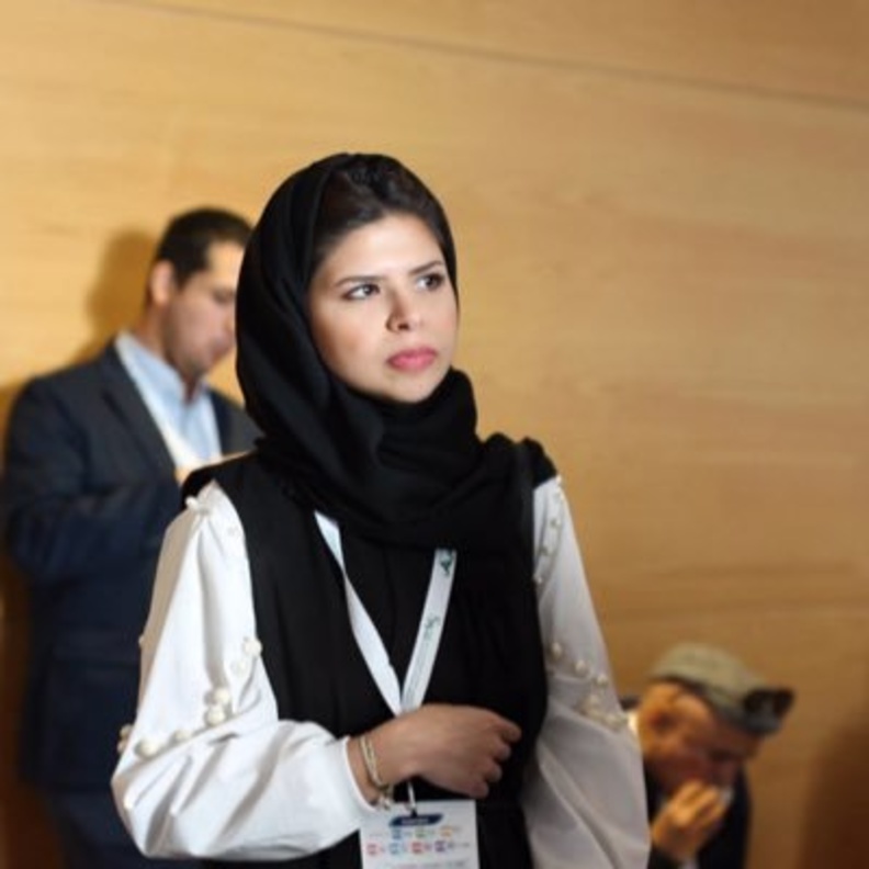 المبتعثة نجود السبعان تحصل على جائزة التميز في الاعمال التطوعيه