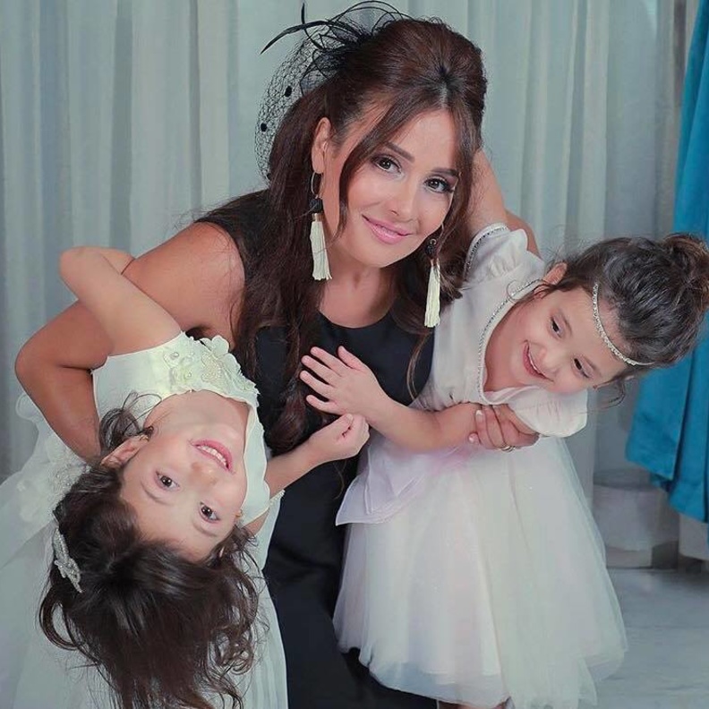 كندة حنا وابنتيها التؤم