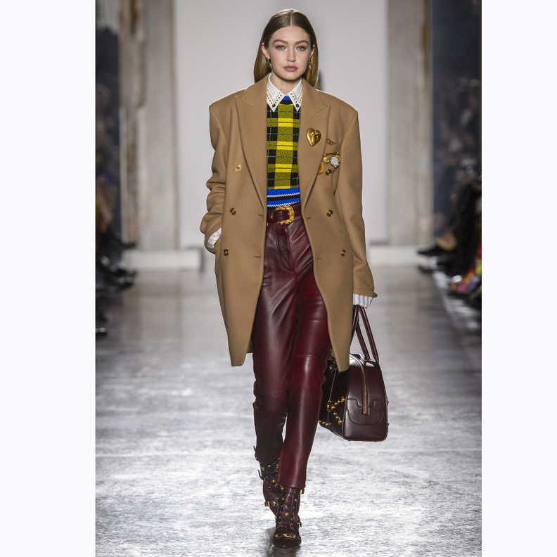 البنطلون الجلد احدث موضة في شتاء 2019 باللون الأسود مع الخصر الضيق من دار ‏Versace