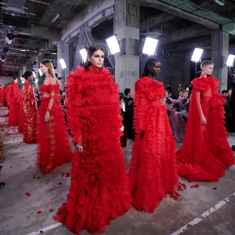 في البداية طغى اللون الأحمر على المجموعة