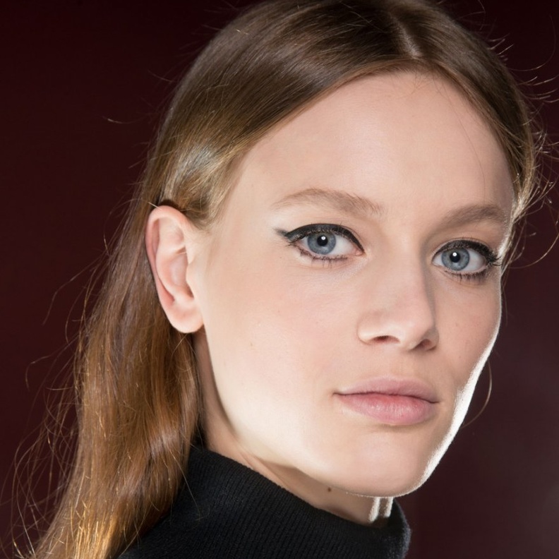 صيحات آيلاينر ذهبية من Lutz Huelle