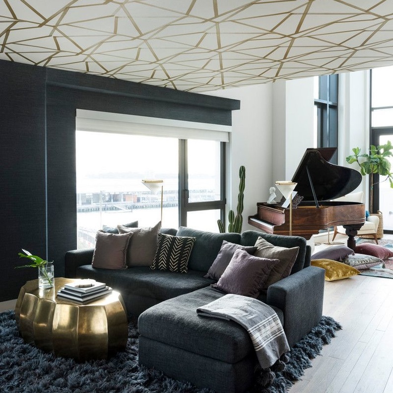 ورق جدران مستوحى من الطبيعة مع كنب أصفر لديكور 2019