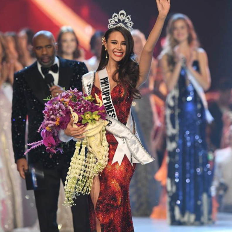 المتسابقات الـ15 المتأهلات للمرحلة النصف نهائية بفساتينهنّ القصيرة