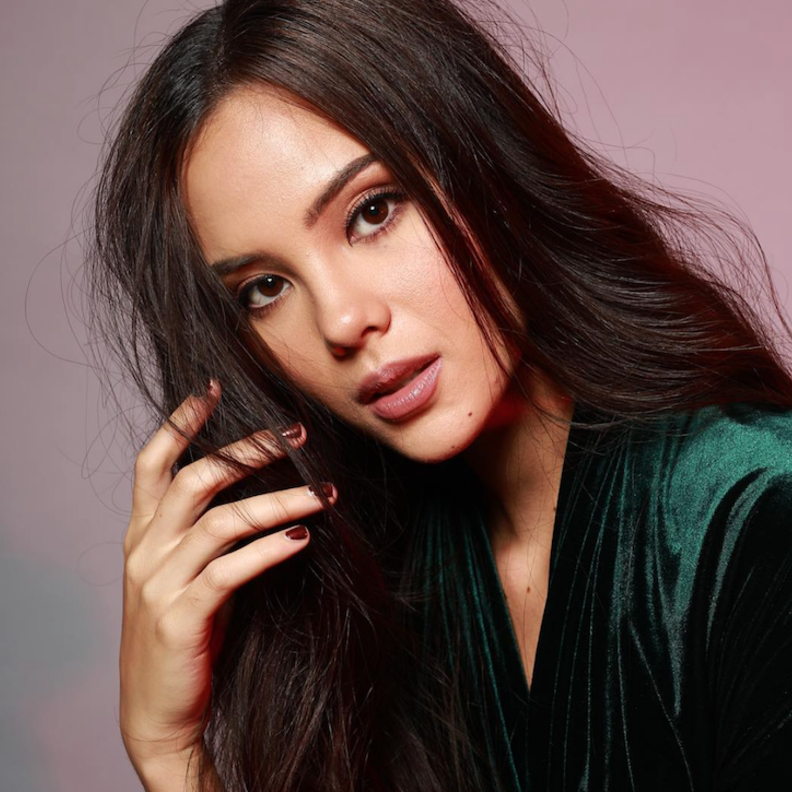 الكحل الرفيع يناسب عيني كاتريونا غراي