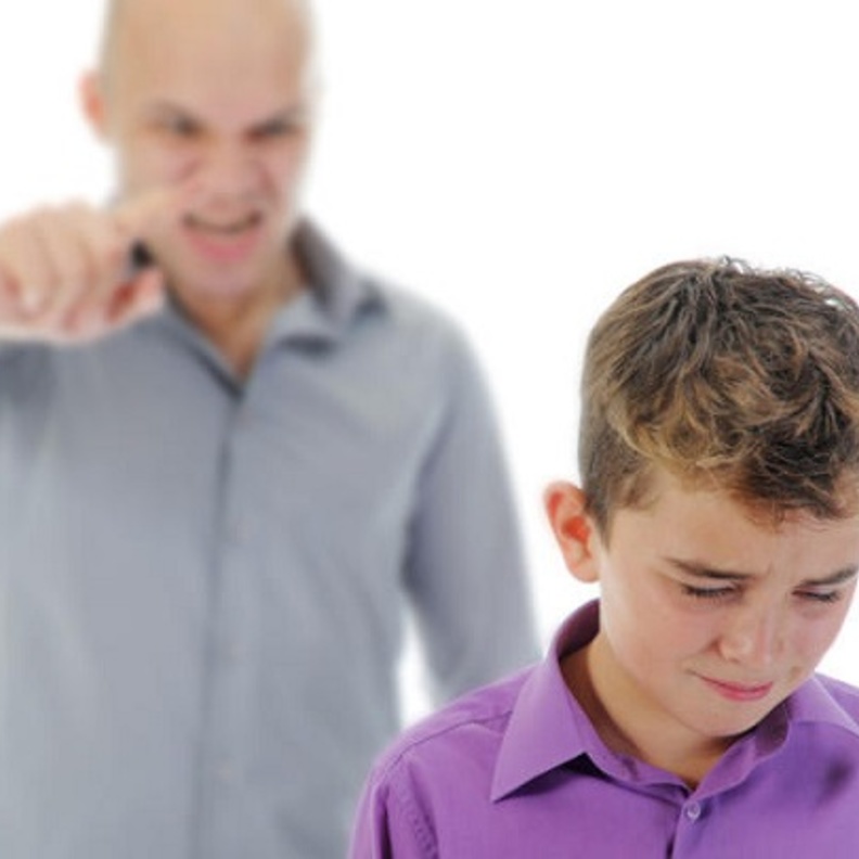 دور الأم في علاج الفجوة بين الابن الأكبر والأب