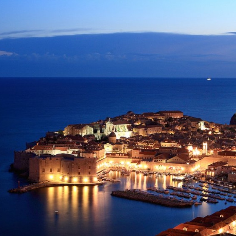 الجدار القديم.