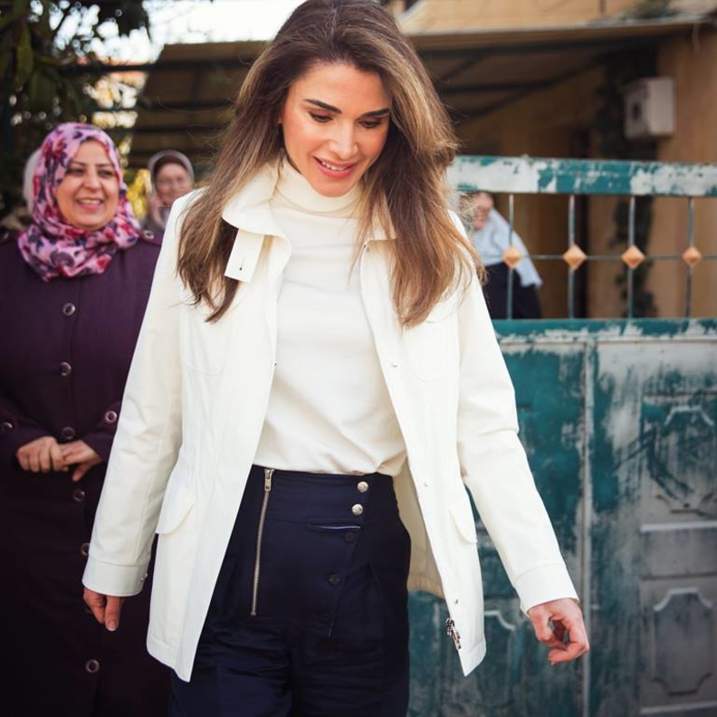  أطلت الملكة رانيا بلوك كاجوال وراقي، خلال لقائها عدداً من أهالي قرية وادي الناقة في السلط