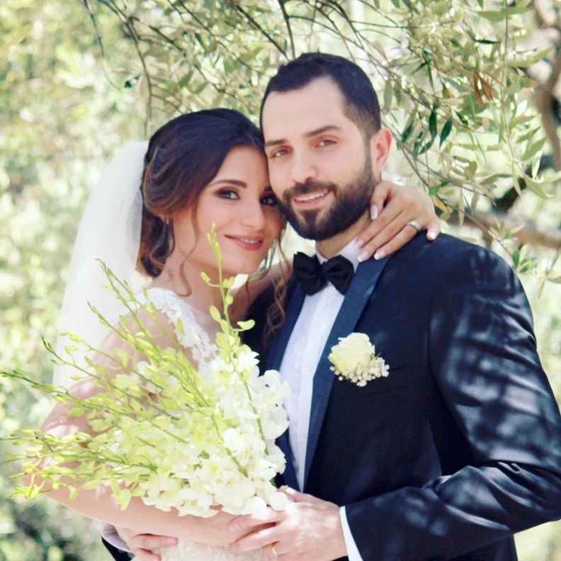  الين وطفا الى جانب عريسها خالد المولى